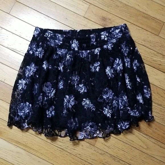Womens skirt med,black and white. Lace on outer side. - Picture 1 of 6
